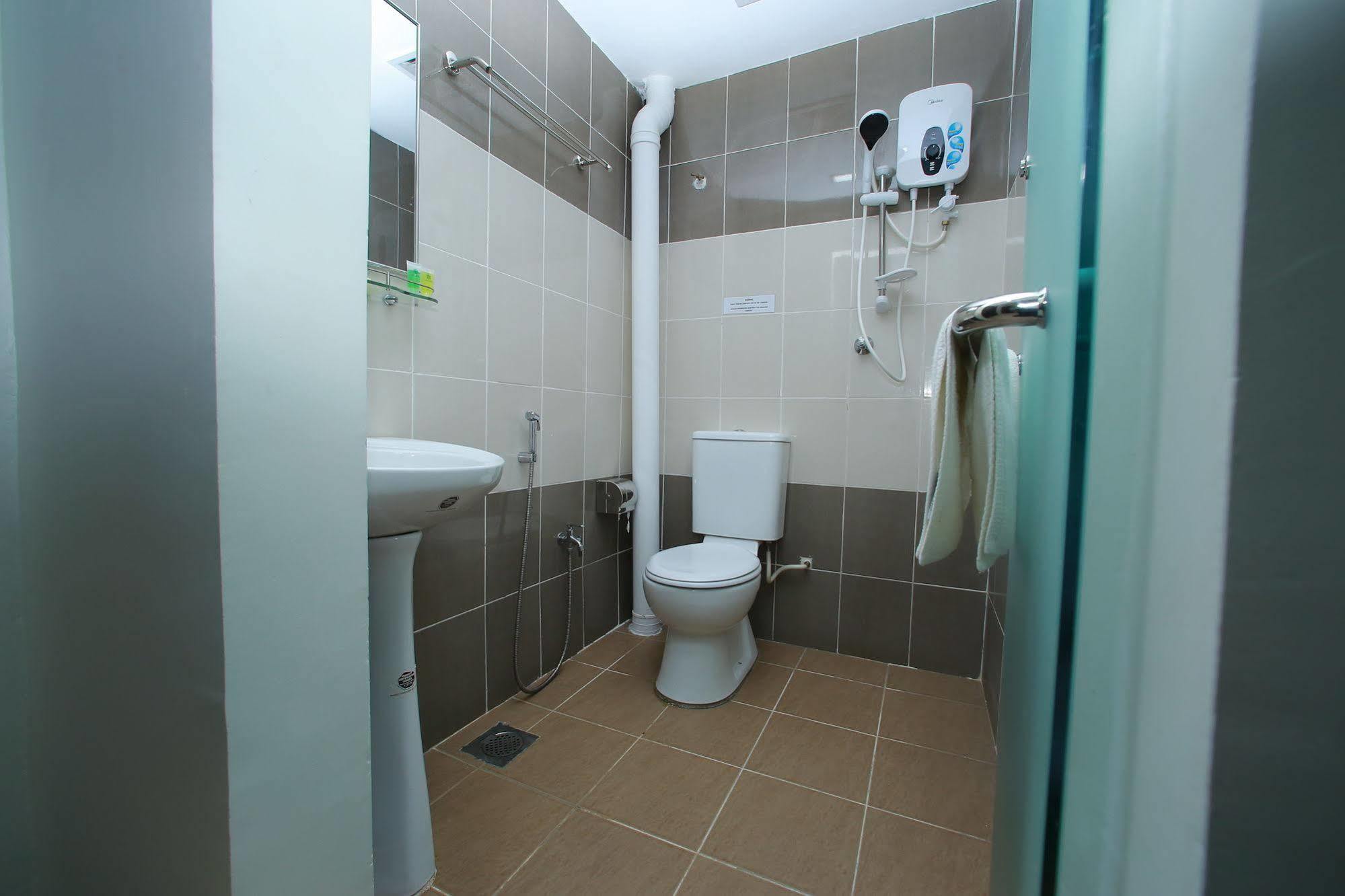 Hotel Gulshan Ампанг Экстерьер фото