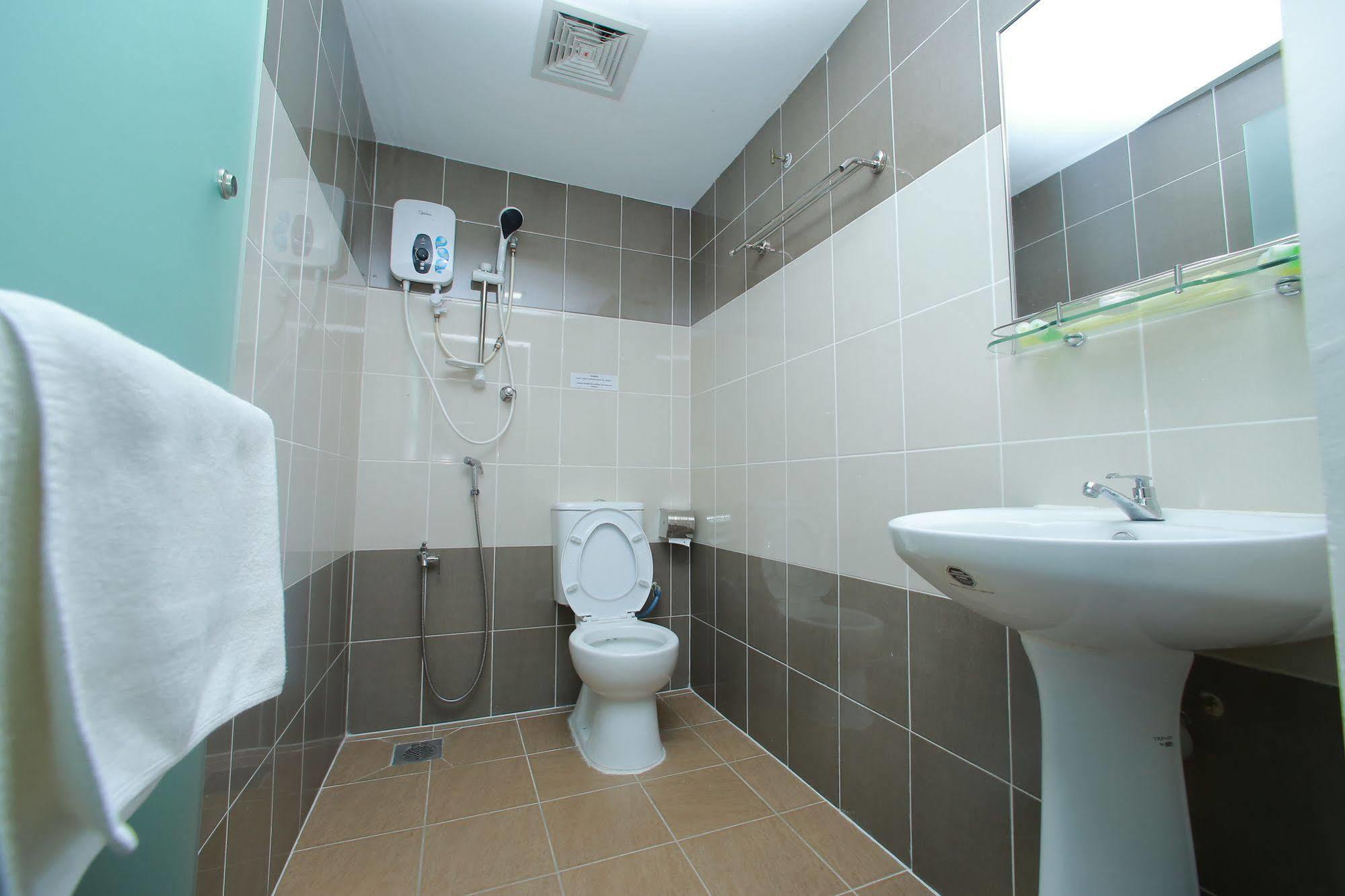 Hotel Gulshan Ампанг Экстерьер фото
