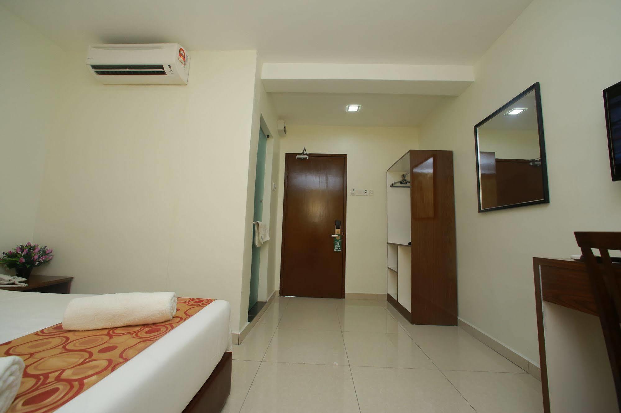 Hotel Gulshan Ампанг Экстерьер фото