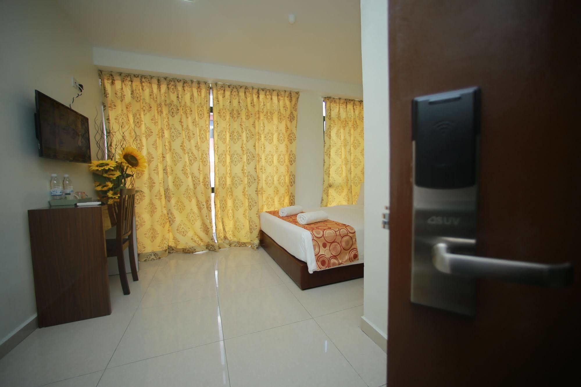 Hotel Gulshan Ампанг Экстерьер фото